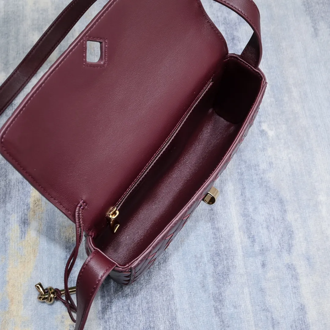 Batch 1420 Bottega Veneta's new style 🆕 mini andiamo bag is so pretty. The dark brown color is very versatile. It is high-end and casual and sexy. Andiamo is not only a commuter bag 🥰 It can be worn crossbody and carried by hand, and it is no problem to match it with evening wear. It can be matched with clothes casually, showing high-end elegance. Style number: 5545 Size: 21.5*13*4.5cm